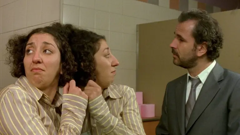 Escena de Crimen Ferpecto con Lourdes siendo observada por Rafael.