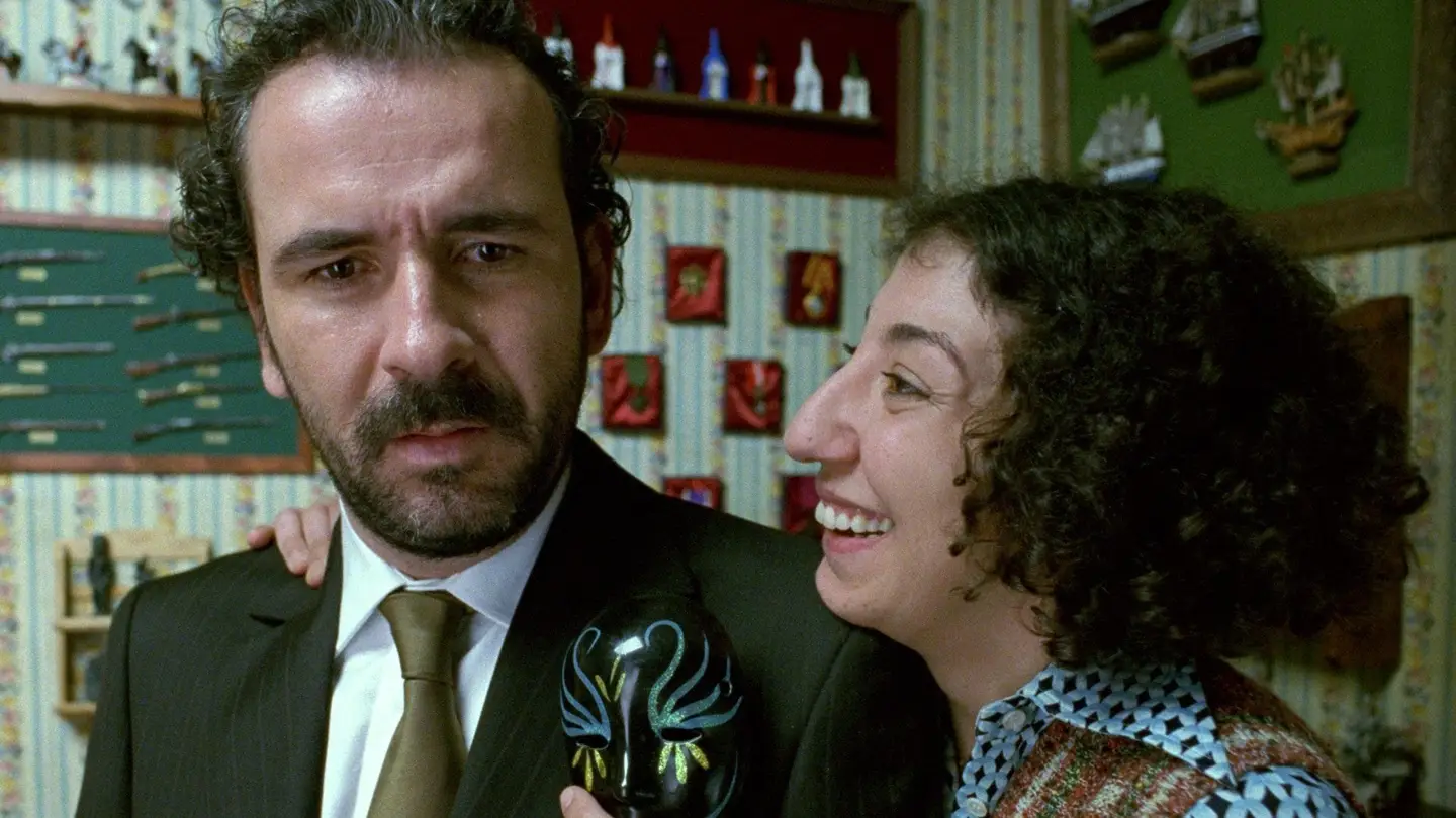 Rafael serio junto a Lourdes sonriente en Crimen Ferpecto.