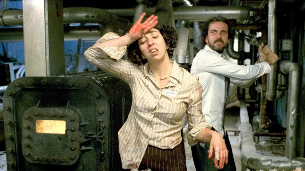 Escena violenta de Crimen Ferpecto con Rafael y Lourdes.