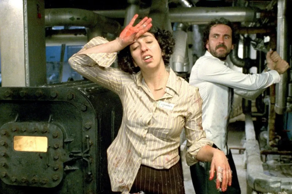Escena violenta de Crimen Ferpecto con Rafael y Lourdes.