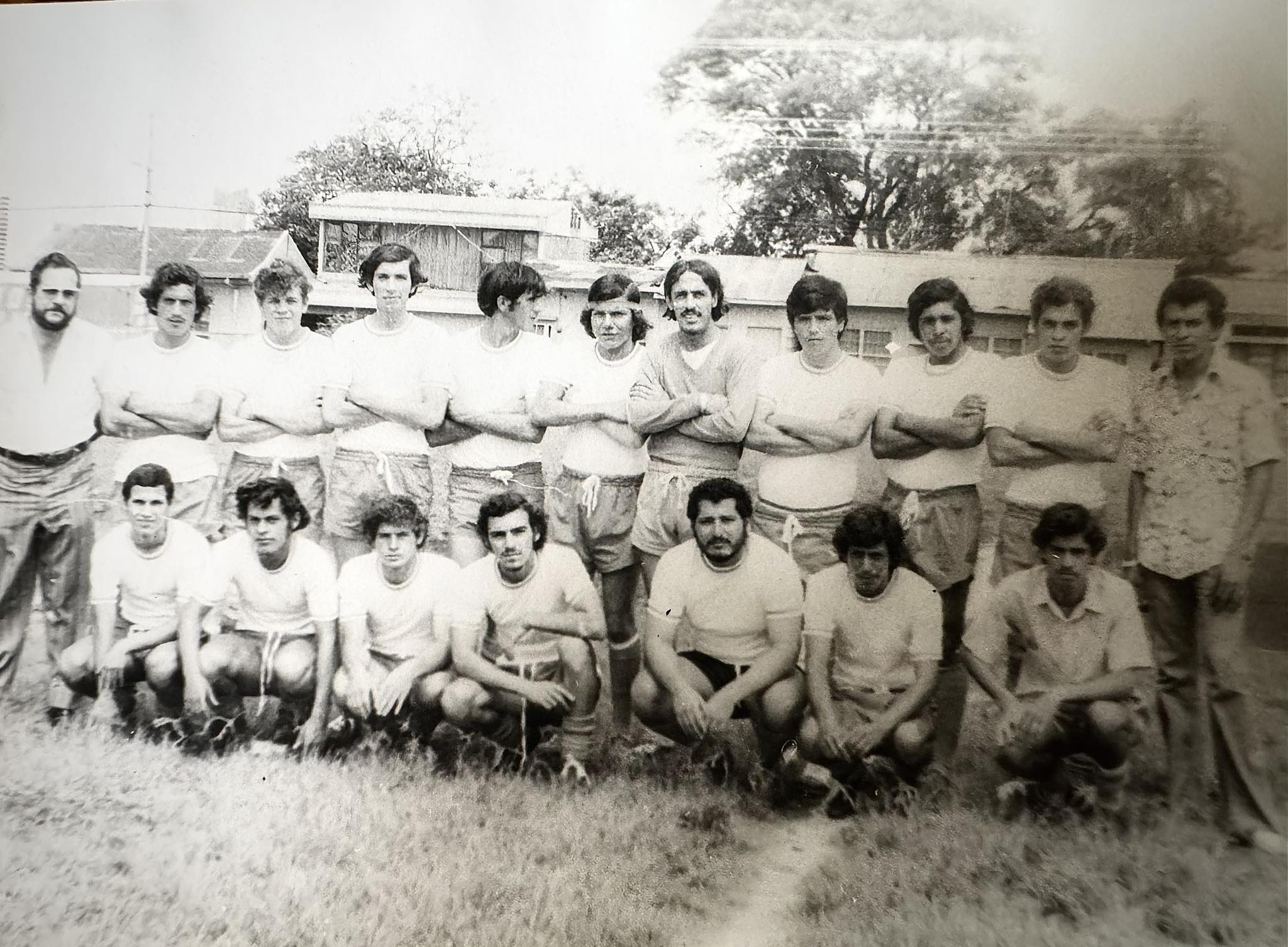 Equipo de fútbol amateur de Alajuela en los años 80, posando en grupo antes de un partido.
