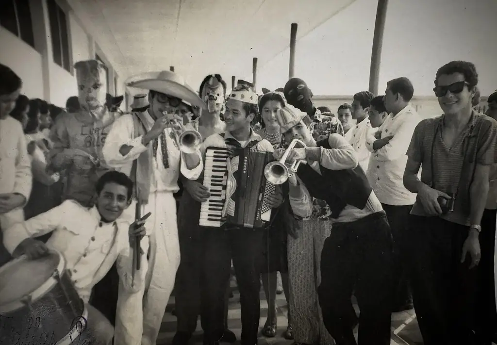 Estudiantes del Instituto de Alajuela en los años 80 celebrando con disfraces, máscaras e instrumentos musicales.