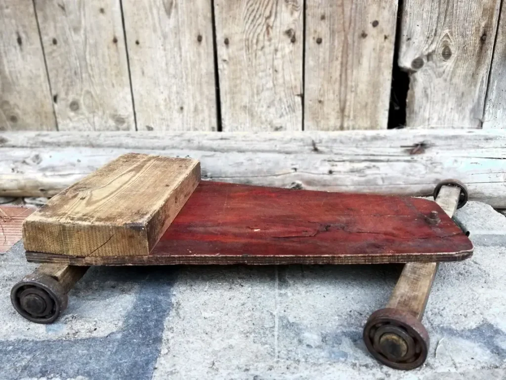 Carrito infantil de madera con ruedas de rolines usado en los años 80 en Costa Rica.