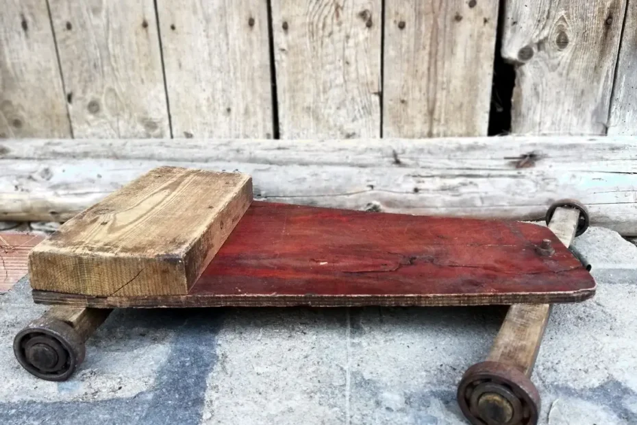Carrito infantil de madera con ruedas de rolines usado en los años 80 en Costa Rica.