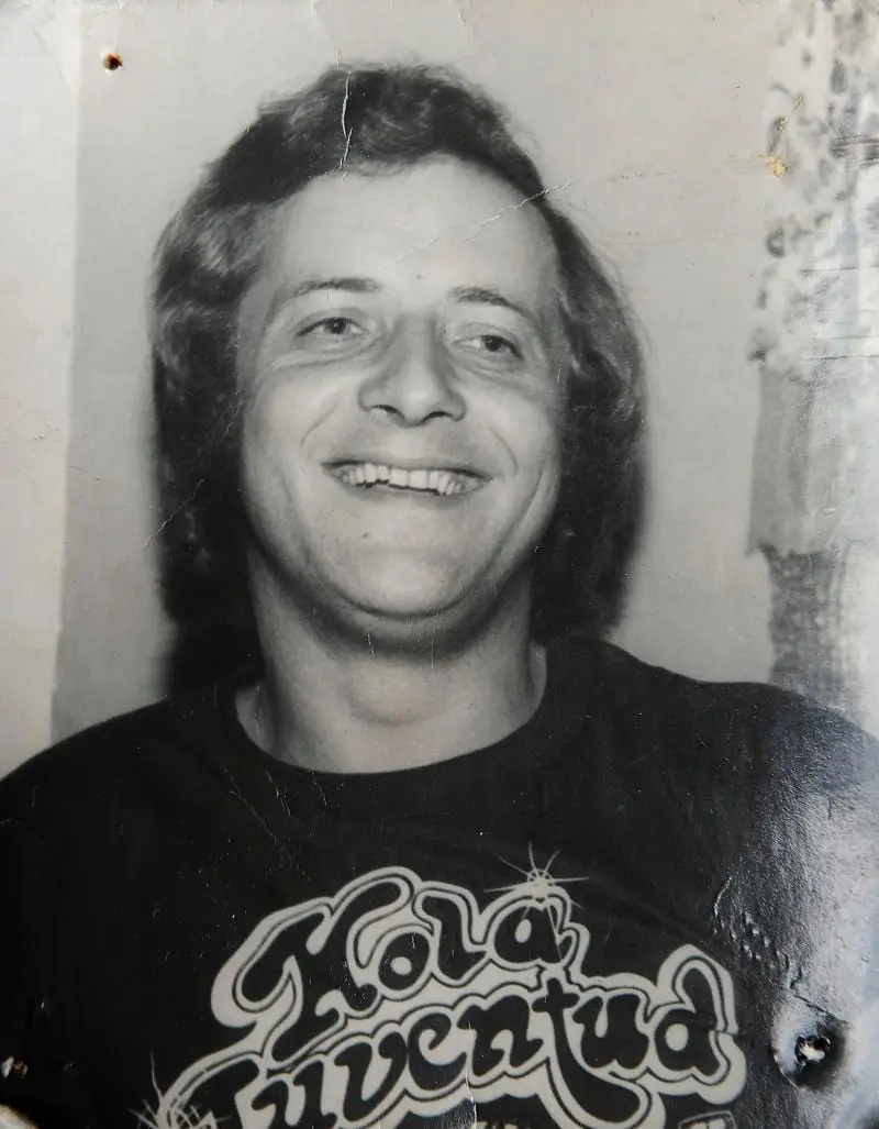 Retrato en blanco y negro de Nelson Hoffman con camiseta del programa Hola Juventud.