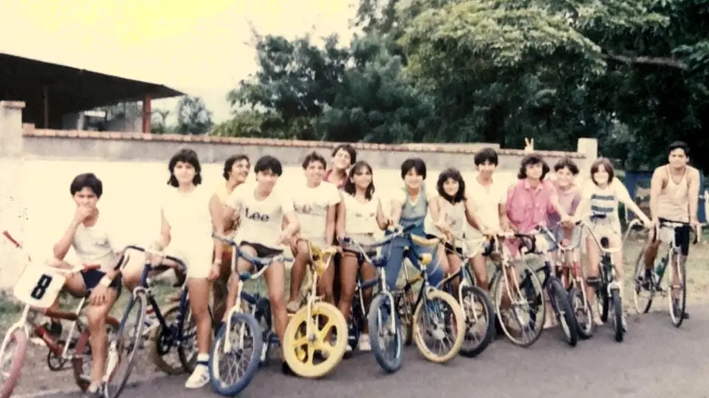 Grupo de jóvenes en los años 80 posando con sus bicicletas BMX en un barrio de Costa Rica.