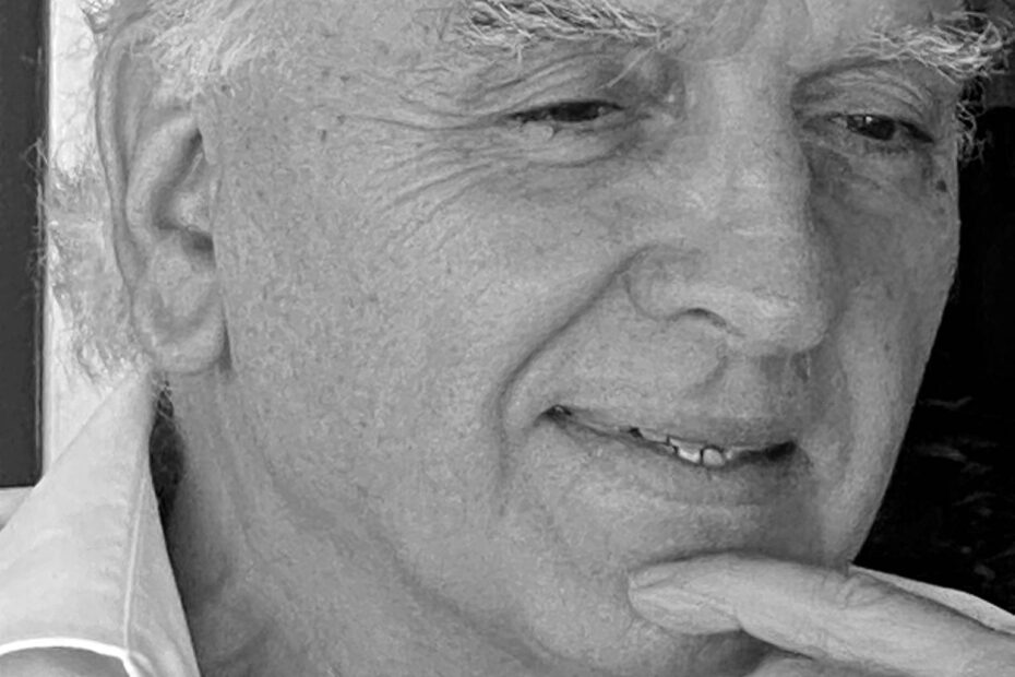 Retrato en blanco y negro de un hombre mayor con expresión pensativa.