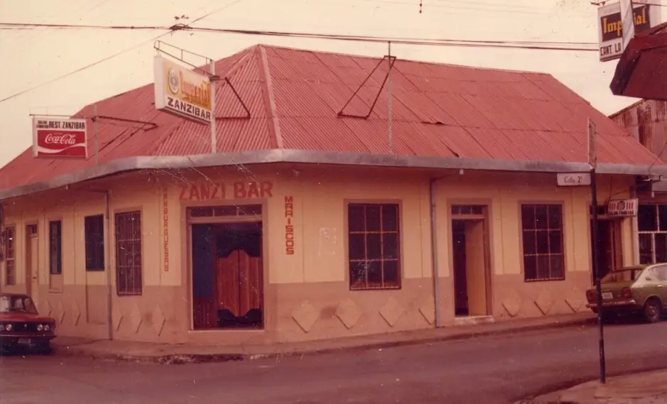 Fachada del bar y restaurante Zanzíbar en Alajuela durante los años 80.