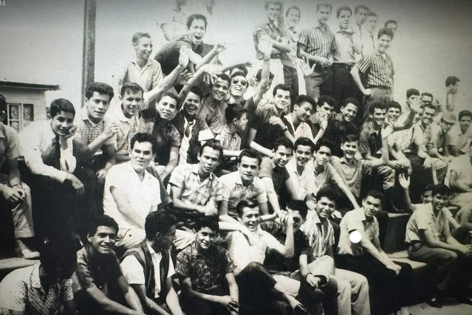 Grupo de jóvenes alajuelenses en los años sesenta, reunidos en graderías.