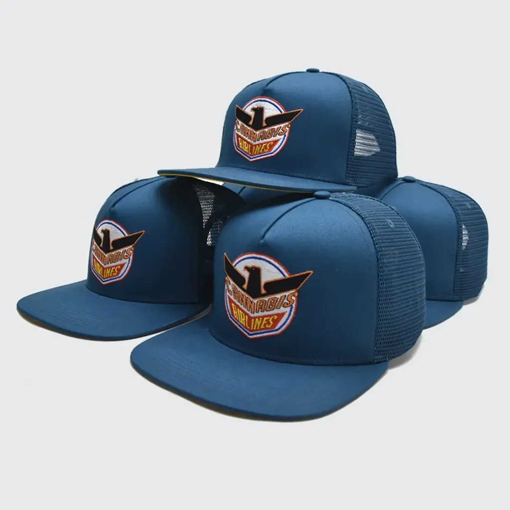 Gorras azules Cannabis Airlines con logo bordado al frente.