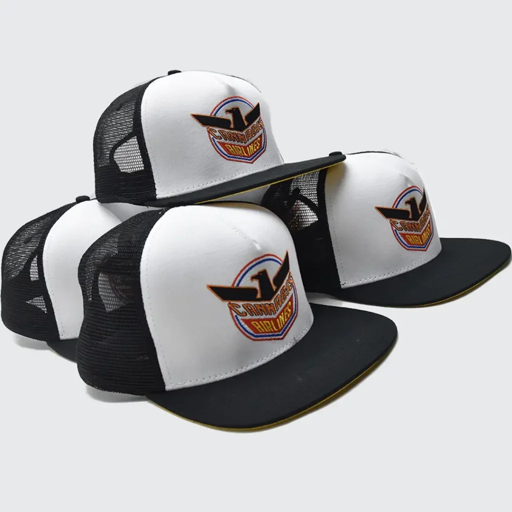 Gorras Cannabis Airlines en blanco y negro con logo bordado.