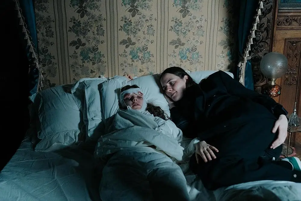 Escena íntima de La Hermanastra Fea con Elvira en cama y la Directora de la película a su lado.