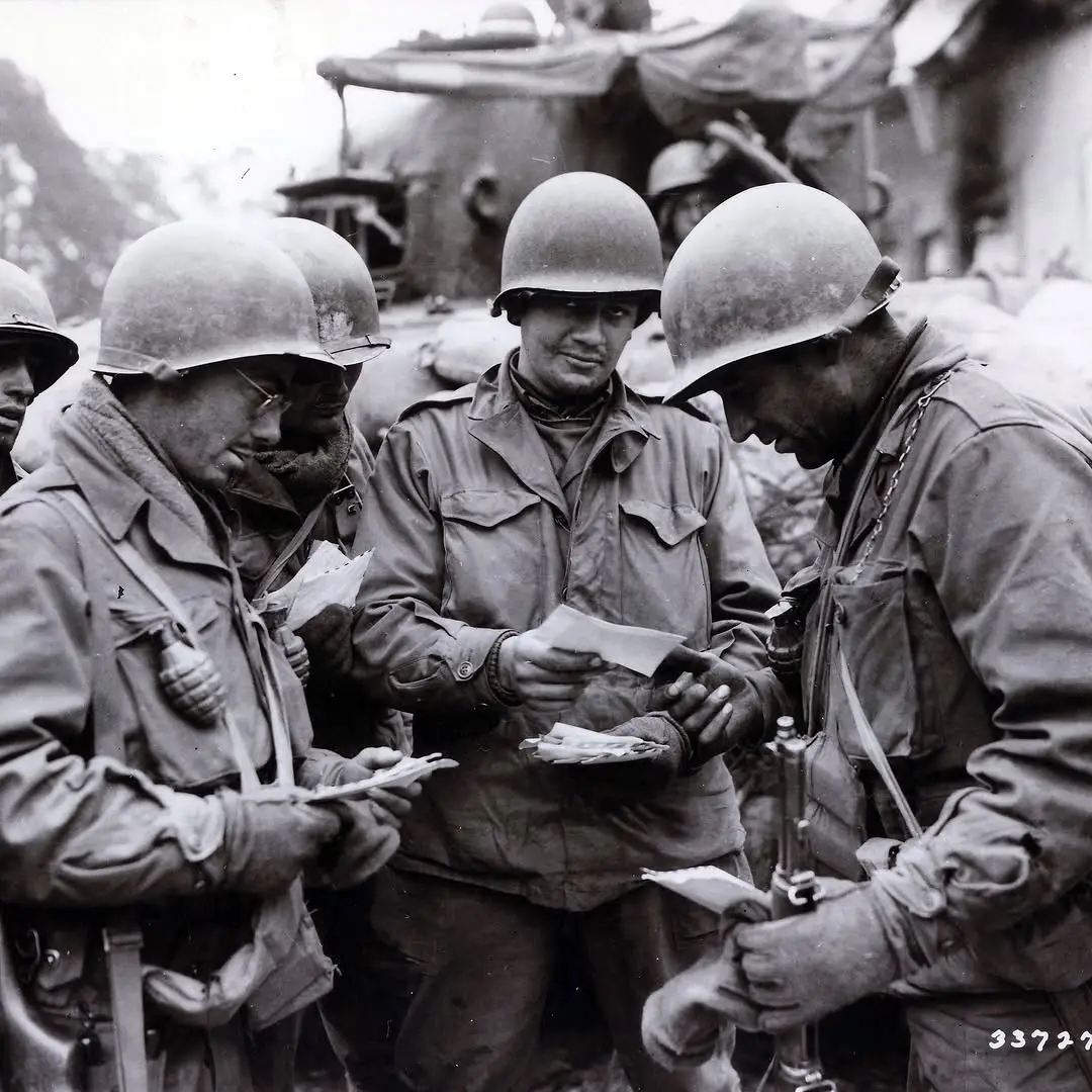 Soldados estadounidenses con uniforme de campaña y chaqueta M-43.