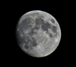 Luna llena brillante sobre el cielo oscuro.