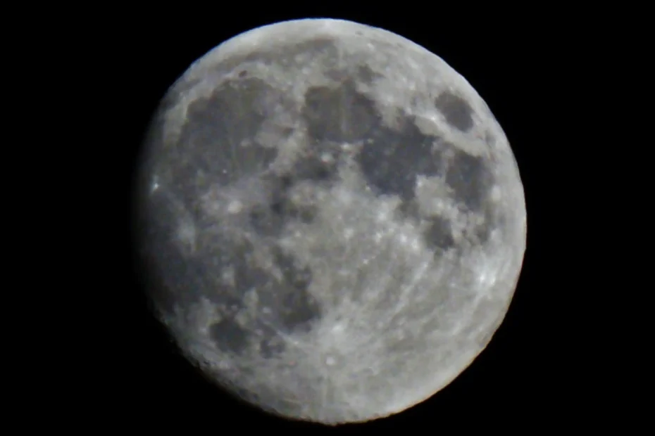 Luna llena brillante sobre el cielo oscuro.