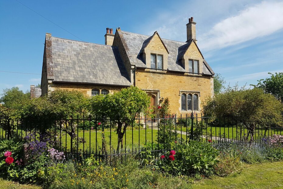 Casa antigua de piedra con jardin frontal y ventanales amplios, asociada a un recuerdo de infancia y a una tarde que marco un quiebre emocional