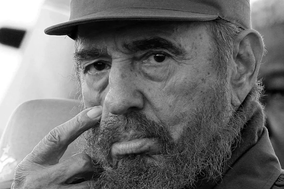 Retrato en blanco y negro de Fidel Castro durante los años de su gobierno en Cuba