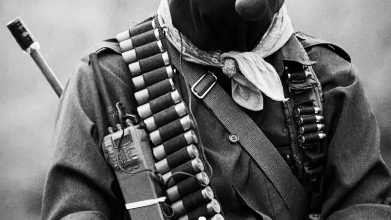 Subcomandante Marcos con pasamontañas y cartucheras cruzadas durante el levantamiento zapatista de 1994.