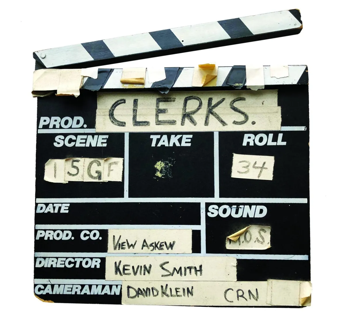 Claqueta original de Clerks escrita a mano con cinta adhesiva, con el nombre de Kevin Smith como director.
