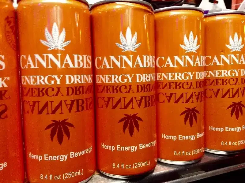 Latas naranjas de Cannabis Energy Drink, bebida energética a base de cáñamo. Título: Cannabis Energy Drink