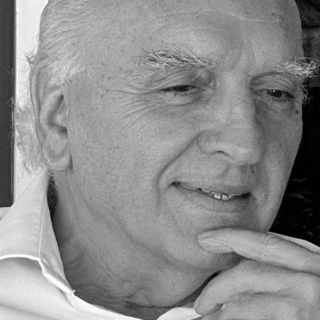 Retrato en blanco y negro de un hombre mayor con expresión pensativa.